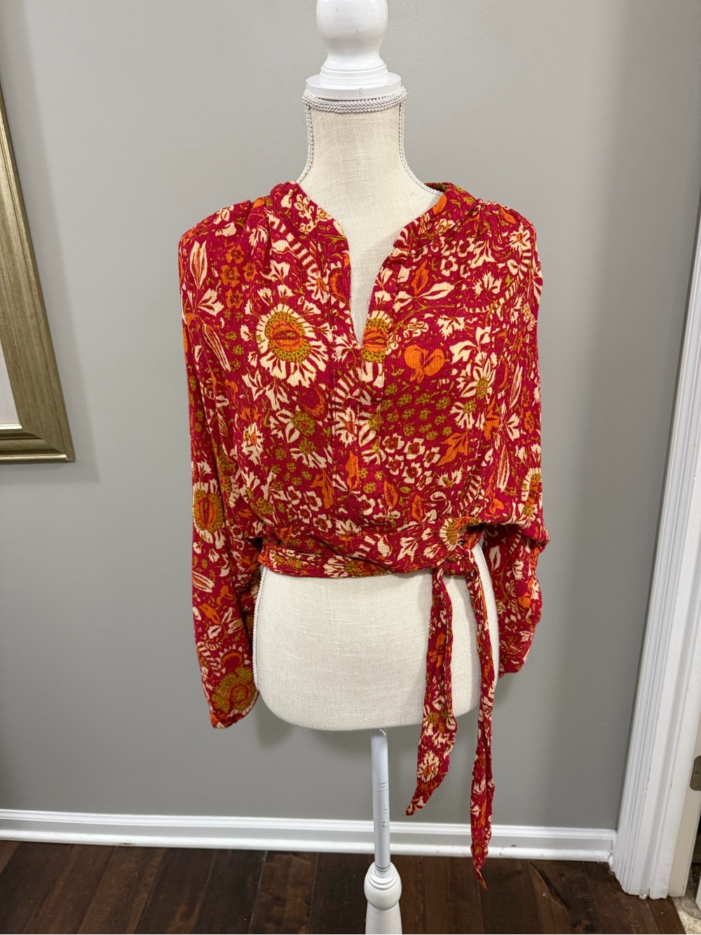 Rachel Zoe Boho Red Floral Tie Elastic Waist Cropped Blouse. size L